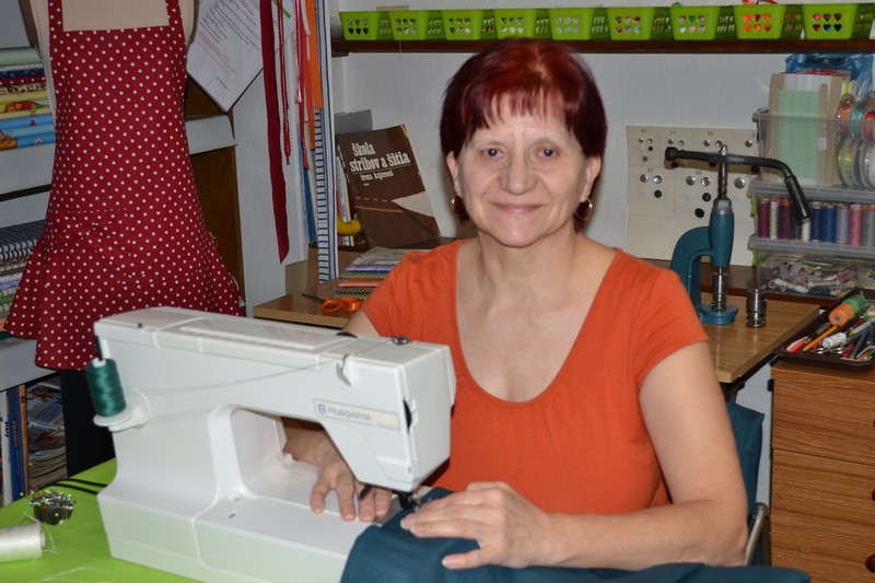 deň introvertov, ako to oslavuje Anna, za šijacím strojom